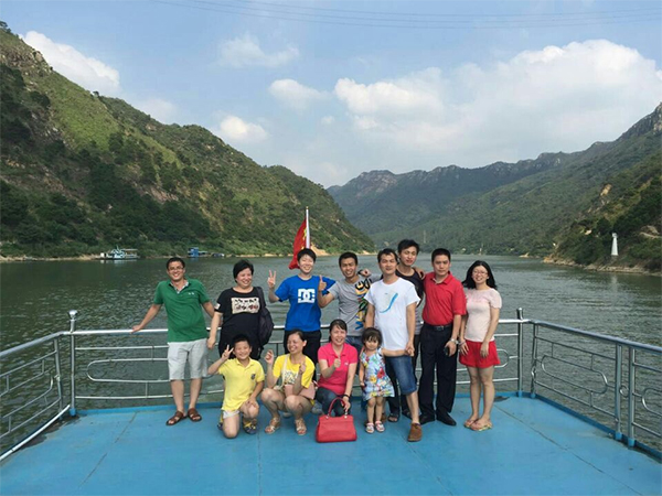 來(lái)個(gè)甲板合影 來(lái)個(gè)甲板合影