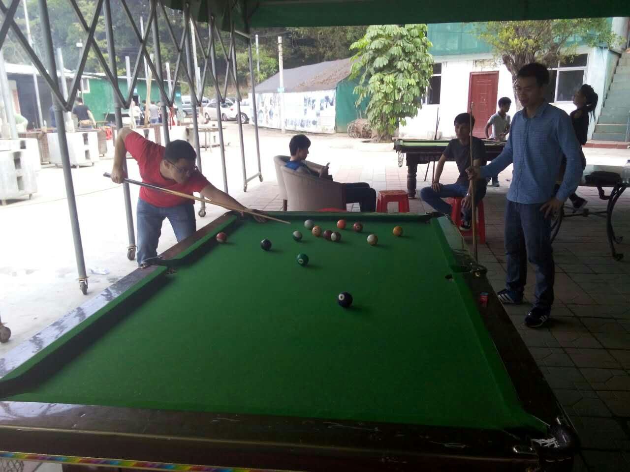 兩位經理在打臺球