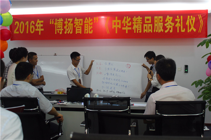 圖為金鷹隊(duì)在展示自己隊(duì)名、口號(hào)、隊(duì)歌、隊(duì)旗。